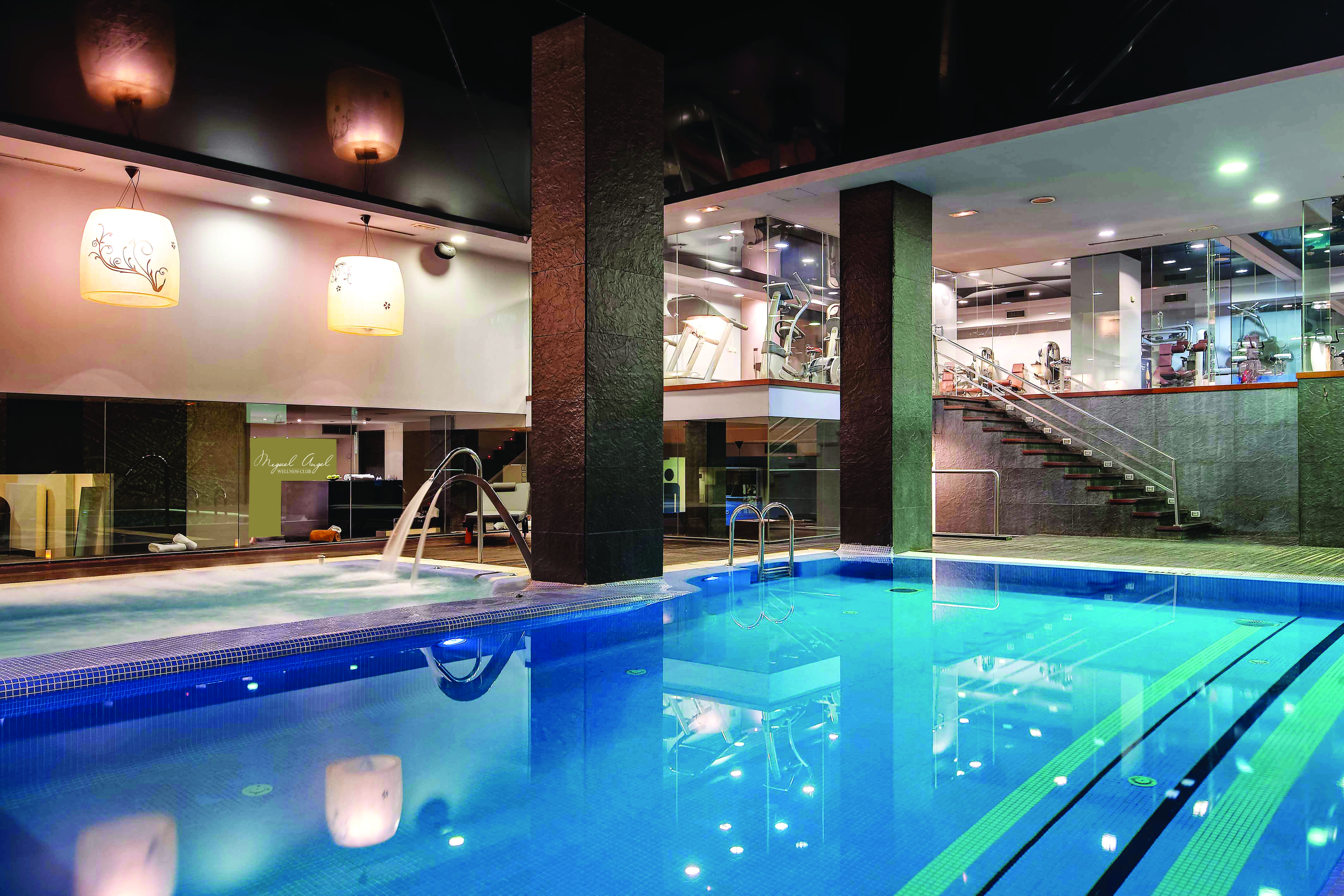 米格尔天使酒店 马德里 外观 照片 The swimming pool at the hotel