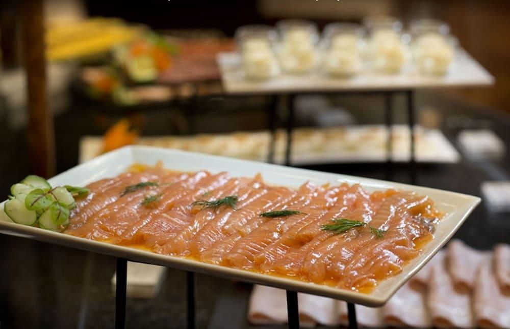 米格尔天使酒店 马德里 外观 照片 Salmon sashimi