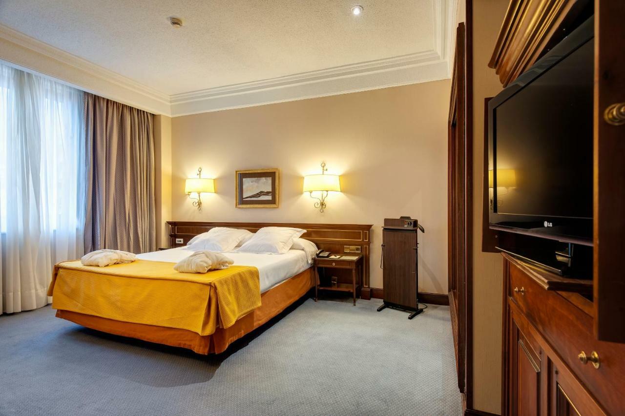 米格尔天使酒店 马德里 外观 照片 A room at the hotel