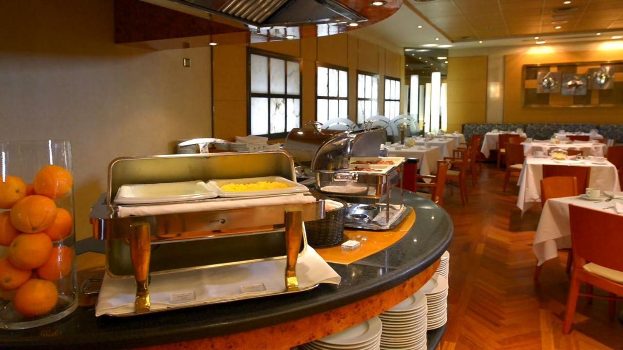 米格尔天使酒店 马德里 外观 照片 A buffet at a restaurant