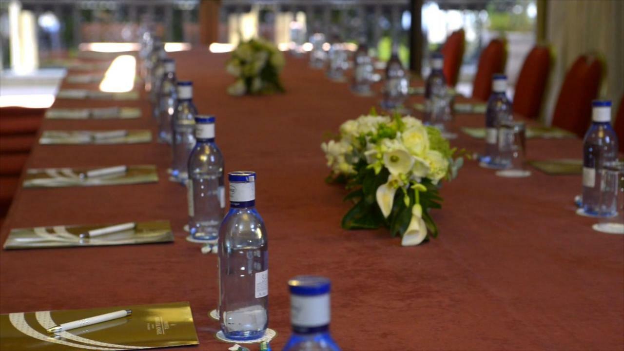 米格尔天使酒店 马德里 外观 照片 A table at a conference